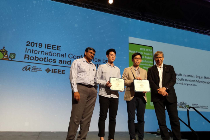 Prof. SEO Jungwon (second right) and MPhil student KIM Chung-Hee (second left) received the Best Paper Award in Robot Manipulation at the IEEE International Conference on Robotics and Automation.