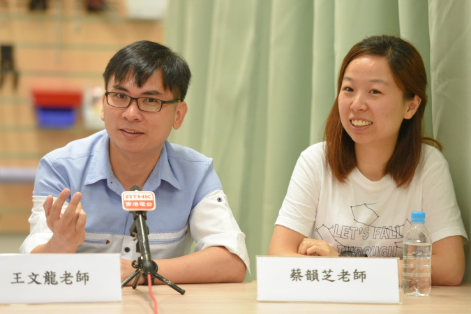 保良局志豪小学王文龙老师（左）表示：「我欣喜学生学懂协作、解难，更喜见他们能接纳和尊重他人。」