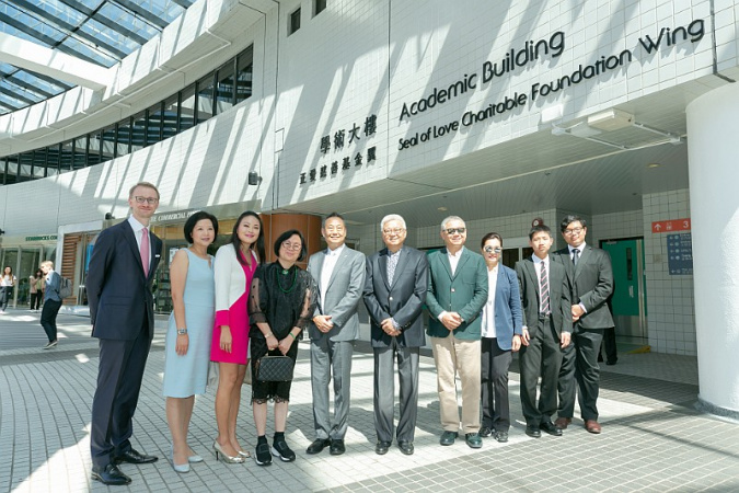 HKUST has named a wing of its semi-circular Academic Building “Seal of Love Charitable Foundation Wing” in gratitude for the Foundation’s support
