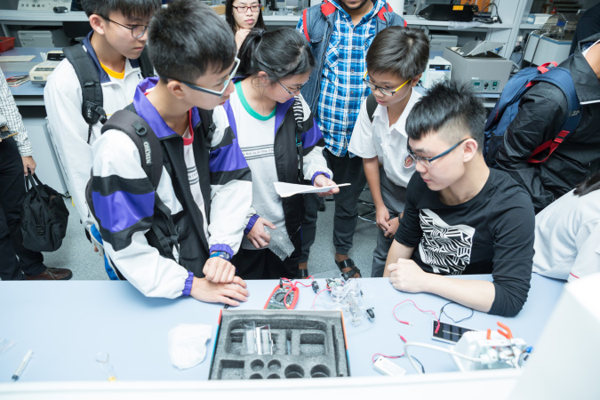 A workshop led by HKUST students on fuel cell electric vehicles. 