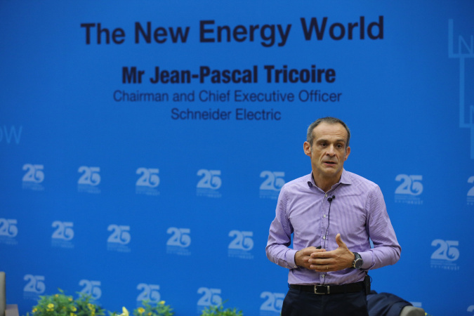 Mr Jean-Pascal Tricoire shares his insights on “The New Energy World” at HKUST 25th Anniversary Distinguished Speakers Series.