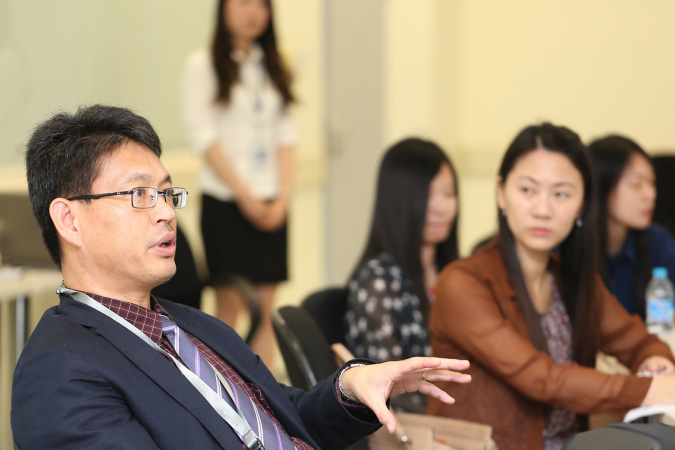 香港科技大学工学院副院长（研究及研究生教务）赵汝恒教授亦於交流之旅中为同学的环保研究工作提供宝贵意见，助他们开拓视野。