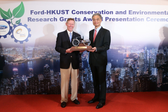 Alan Mulally presents a special gift from Ford Motor Company to HKUST in commemoration of the new partnership under the Grants Program