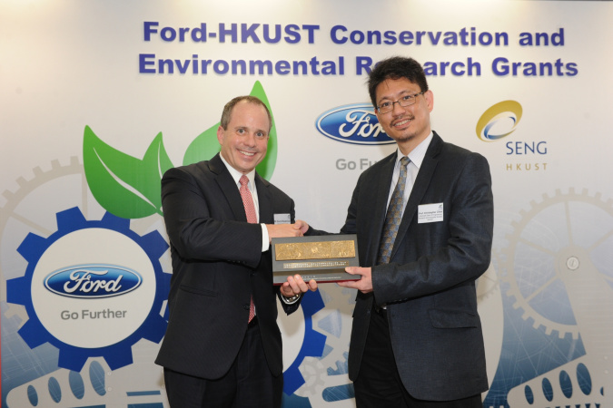 Prof Christopher Chao (right) presents a souvenir to Mr David Westerman. 