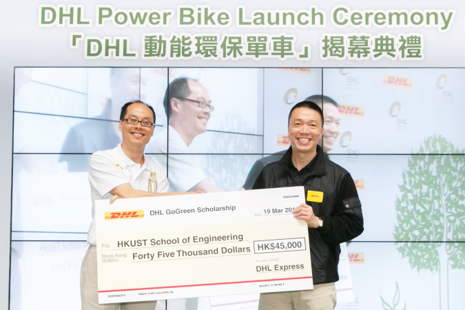 Ken Lee, Head of Commercial, Asia Pacific and Managing Director, Hong Kong and Macau, DHL Express (Right) presents the DHL GoGreen Scholarship’s cheque to Prof Roger Cheng, Associate Dean of Engineering, HKUST (Left), providing an opportunity for the student to conduct further research into the benefits of sustainability in the workplace.