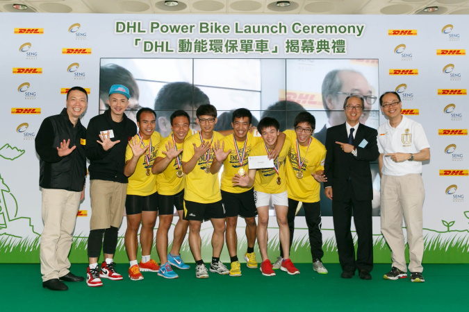 於「DHL动能环保单车」学生比赛中胜出的冠军队伍从香港科技大学校长陈繁昌教授(右二)手中接过奖牌。