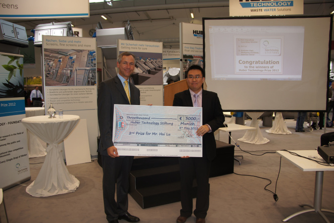 Dr Hui Lu (right) received the second prize of Huber Technology Prize from Dr Christian Barth, Head of Section in the Bavarian State Ministry for the Environment and Health 