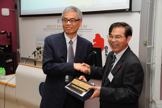  Prof Wei Shyy presents a souvenir to Prof Zongben Xu.