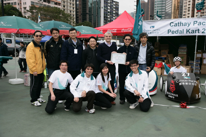  In the handover ceremony held before the start of the race, Head of Mechanical Engineering Prof Matthew Yuen and DMSF Project Manager Dr Vincent Li officially passed the HKUST-desigend kart to Mr Christopher Gibbs, Engineering Director of Cathay Pacific. 