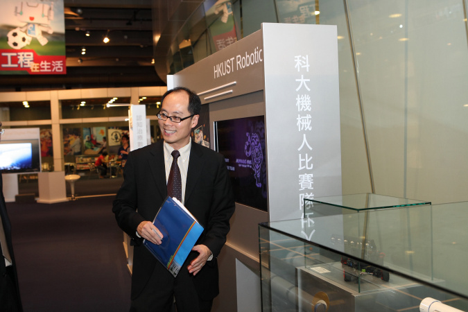 工学院副院长郑树坤教授介绍展品。