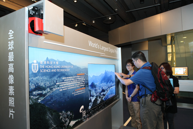  Visitors can use hand movements to zoom in and zoom out the “World’s Largest Digital Photo”. 