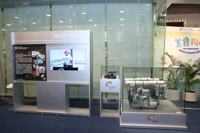  同學設計的水底機械人 （圖右） 和小型智能汽車 （圖中） 分別在國際和華南地區的比賽中獲獎。 