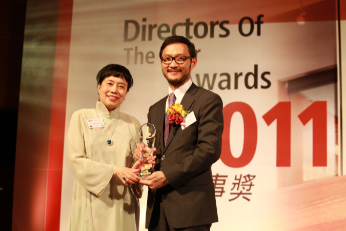 Prof Jack Lau (right) receives the Directors Of The Year Award.