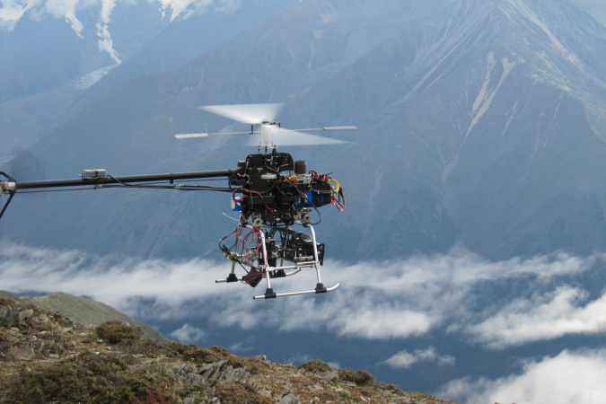 无人直升机在雅鲁藏布大峡谷上面盘旋 