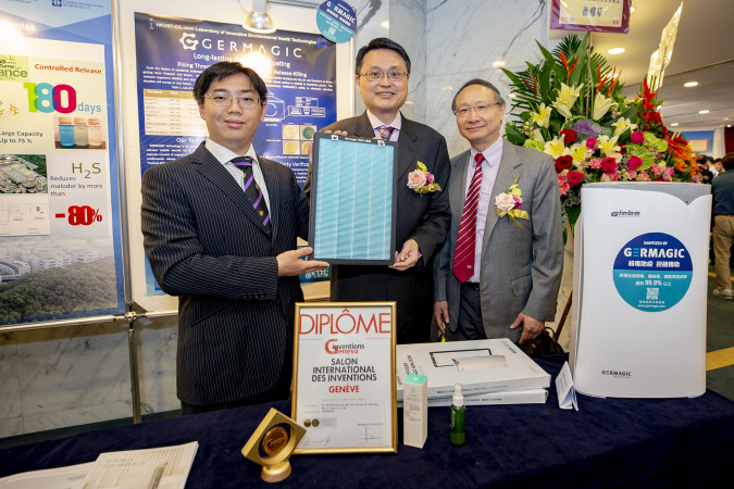 (From left) Alumnus Donald Lai and his co-supervisors Prof Yeung King-Lun, Professor of the Department of Chemical and Biological Engineering (CBE) and Division of Environment and Sustainability (ENVR), and Prof. Joseph K. C. Kwan, Adjunct Professor of ENVR, pose with their gold medal at the 2018 Geneva International Exhibition of Inventions after the signing ceremony of HKUST-CIL Joint Lab in 2018.
