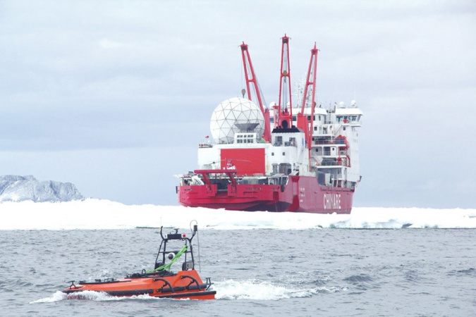 云洲无人船跟随中国科研考察船「雪龙」号在南极考察，执行测量任务。
