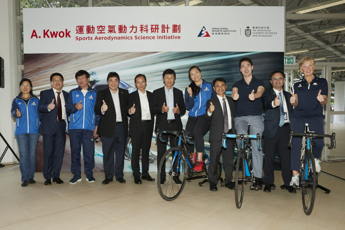 Witnesses of the ceremony include Dr. Raymond So (second right), Director of Hong Kong Sports Institute's Elite Training Science and Technology, Prof. Mok Kwok-Tai (fourth right), Associate Dean of Engineering (Undergraduate Studies) of HKUST, Ms. Lee Wai-Sze (fifth right), elite cycling athlete of HKSI, Mr. Yeung Tak-Keung (middle), Commissioner for Sports, Mr. Leung Hung-Tak (fifth left), Chairman of the Cycling Association of Hong Kong, China, Mr. Tony Choi (fourth left), Deputy Chief Executive of HKSI, 