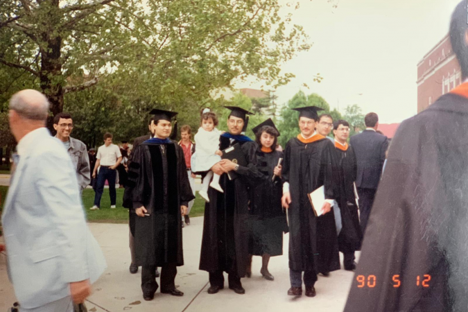 1990年，李德富教授在美國普渡大學博士畢業時，抱着蹣跚學步的女兒。