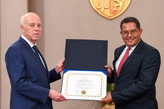 突尼西亚总统萨伊德向李教授颁发了「海外最佳研究员或发明家」荣誉。