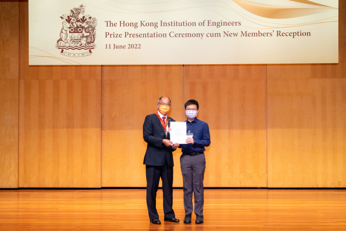 2021/2022 awardee Law Cheuk-Him (right) was presented the scholarship by HKIE President Ir. Edwin Chung (left).