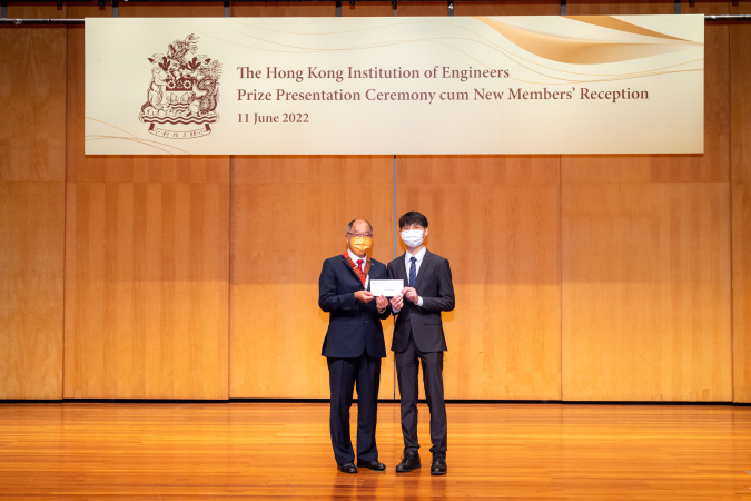 2020/2021 awardee Liu Chi-Hin (right) was presented the scholarship by HKIE President Ir. Edwin Chung (left).