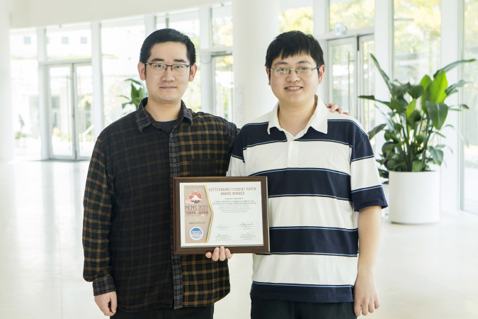 NI Sheng (right) and BU Yang, PhD Students of Electronic and Computer Engineering, received the Outstanding Student Paper Award at the 35th IEEE International Conference on Micro Electro Mechanical Systems (MEMS) 2022 for their paper.