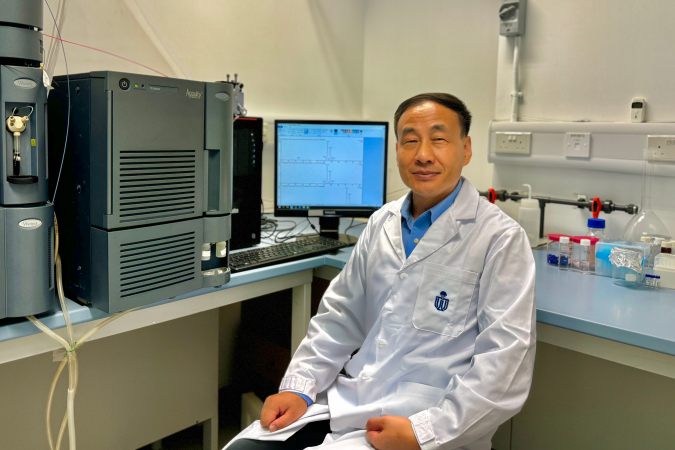 Prof. Zhang Xiangru discovers an effective and rapidly degradable disinfectant. Using the instrument known as “ultra-performance liquid chromatography/electrospray ionization-triple quadrupole mass spectrometry (UPLC/ESI-tqMS)”, he successfully detects the degradation products of 2,6-DCQ and determines the degradation pathway of 2,6-DCQ in seawater.