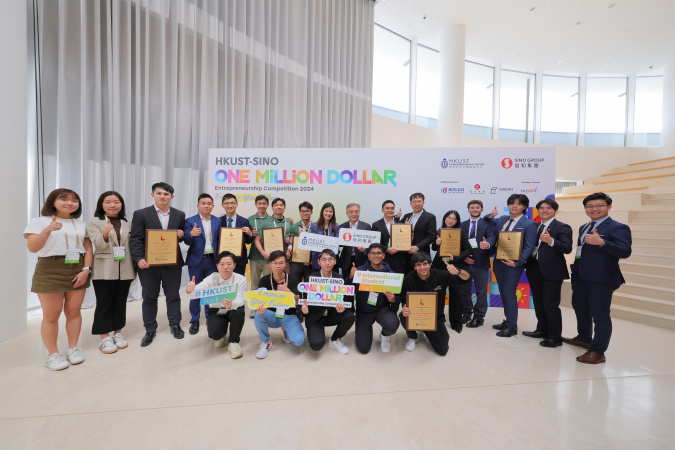 Ir Andrew Young, Advisor (Innovation) of Sino Group and Adjunct Professor of the Division of Integrative Systems and Design at HKUST; Prof. Carrie Ling, Director of HKUST Entrepreneurship Center, and the winners.