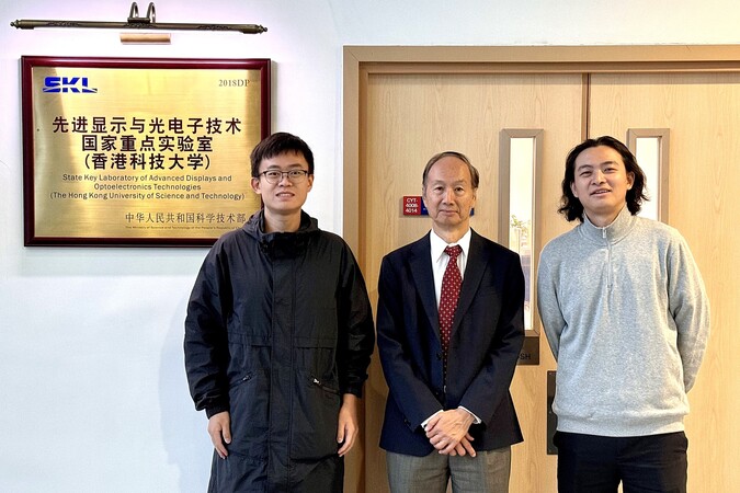 The research team is under the supervision of Prof. Kwok Hoi-Sing (center), Founding Director of the State Key Laboratory of Advanced Displays and Optoelectronics Technologies at HKUST. Core member Dr. Feng Feng (left), a postdoctoral research fellow at HKUST’s Department of Electronic and Computer Engineering (ECE), serves as the first author. The team also includes ECE postdoctoral research fellow Dr. Liu Yibo (right).