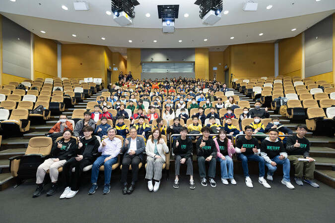 Dean of Engineering Prof. Hong K. Lo (front row, fourth left) and Director of Center for Global & Community Engagement Prof. Tim Woo (front row, third left) led the way with an engaging introduction, extending a warm welcome to all participants on STEAM Day.
