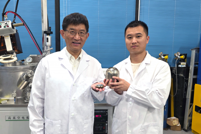 科大機械及航空航天工程學系教授孫慶平（左）及研究助理教授黎橋（右）展示其團隊研發的Ti₇₈Nb₂₂新型彈性合金。