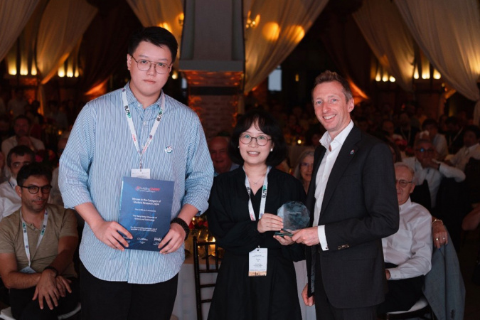 A project by the team of Civil and Environmental Engineering PhD students, including XU Yuqing (middle), GONG Xingbo (left) and WU Zhaoji, was recognized as the Winner in the Student Research Category of buildingSMART International openBIM Awards 2024.