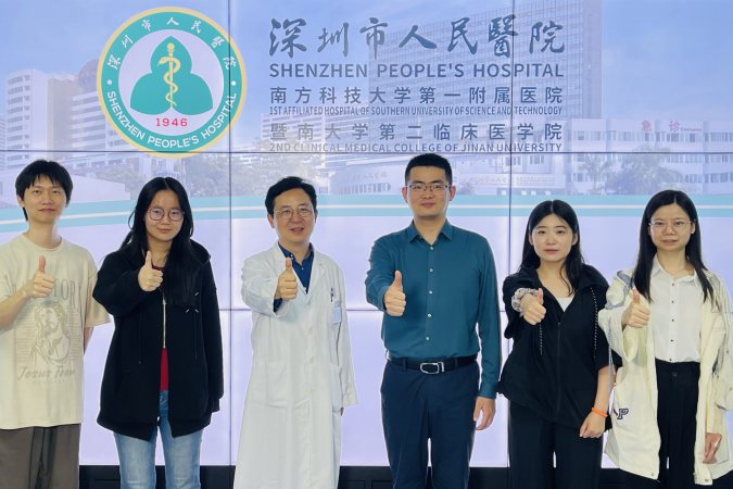 深圳市人民医院吴明祥医生（左三）丶科大助理教授陈浩教授（右三）丶研究生辛亿（左二）及其他团队成员合照。