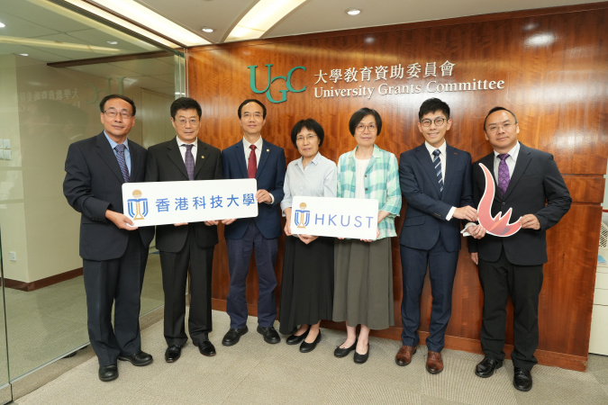 （科大研究团队代表：左起）土木及环境工程学系教授张相如; 生命科学部主任及讲座教授卜国军; 协理副校长（教学）、数学系和环境及可持续发展学部讲座教授冯志雄; 化学系主任和环境及可持续发展学部讲座教授郁建珍; 物理学系主任及讲座教授王建农; 物理学系助理教授傅凯骏; 以及电子及计算机工程学系讲座教授谢源，于研资局的传媒简报会上汇报其研究项目。 