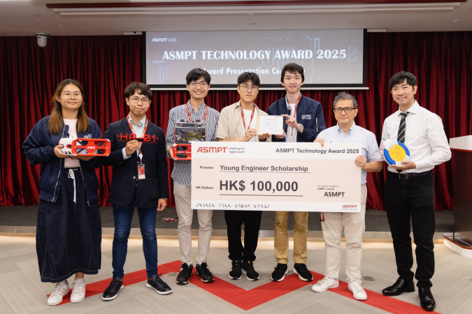 来自综合系统与设计学部的「ASMPT科技奖金奖」胜出队伍，及其指导老师崔志英教授（右二）和梁嘉乐博士（右一）。