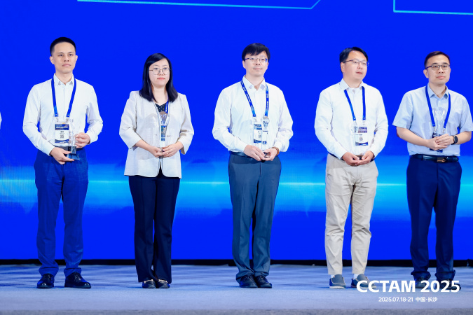 傅林教授（左一）于2025年7月19日在湖南长沙举行的「中国力学大会2025」上，获颁第十九届中国力学学会青年科技奖。傅教授是全国获得此奖的十位得奖者之一，也是唯一一位来自本港大学的得奖人。
