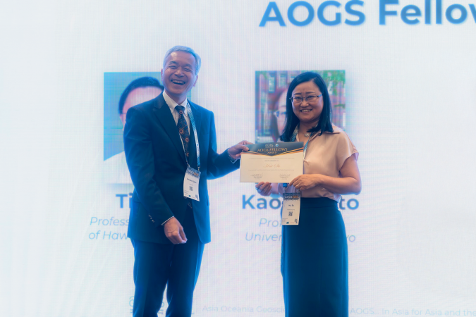 Prof. Su Hui (right) was conferred the Fellow honor of the Asia Oceania Geosciences Society (AOGS) by Prof. Takehiko Satoh (left), President of AOGS, at the society’s Annual General Meeting 2025, which took place in Singapore on July 28, 2025.