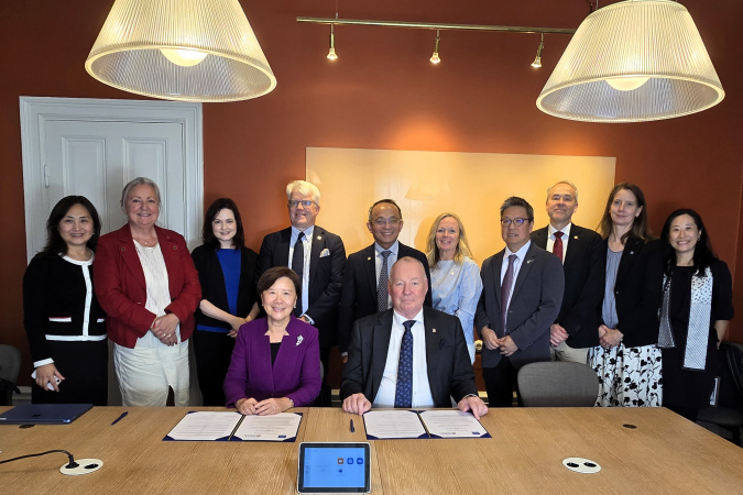 A group photo of the HKUST delegates, including President Prof. Nancy Ip (front left), Vice-President for Research and Development Prof. Tim Cheng (back row, fifth left), Associate Provost (Institutional Data and Research) Dr. Alison Lloyd (back row, third left), and Dean of Engineering Prof. Hong Lo (back row, fourth right), with the senior management of KTH Royal Institute of Technology (KTH), including President Prof. Anders Söderholm  (front right), Vice President for International Relations Prof. Stefa