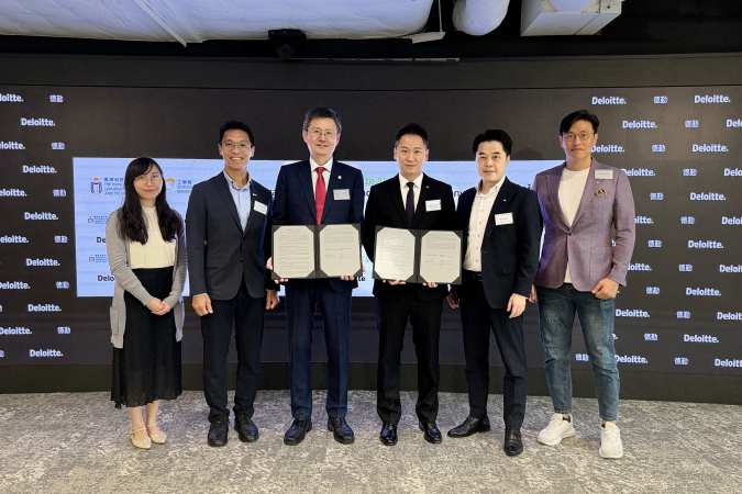 出席合作备忘录签署仪式的双方代表包括：科大计算机科学及工程学系系主任兼讲座教授、潘乐陶工程学教授周晓方教授（左三）、德勤中国香港业务主管合伙人黄文标（右三）、科大知识转移办公室智能系统及项目开发主管梁俊伟博士（左二）、德勤中国香港中资企业服务副首席合伙人胡家明（右二），以及德勤中国咨询业务合伙人张起成（右一）。
