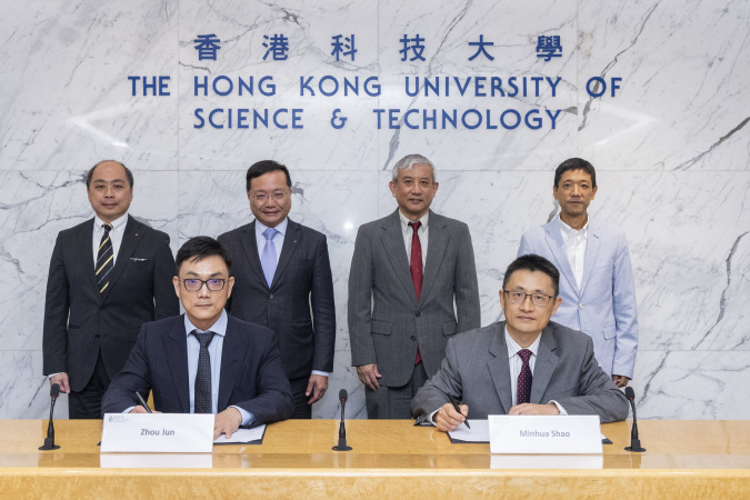 Witnessed by Prof. Penger Tong (second right, back row), HKUST Associate Vice-President for Research and Development (Research); Prof. George Yuan Jie (first right, back row), HKUST Associate Dean of Engineering (Strategic Planning and Development); Mr. Edmund Yeung Lui-Ming (second left, back row), Executive Director and Chief Financial Officer of Towngas; and Mr. Don Cheng Hill-Kwong (first left, back row), Chief Operating Officer – Hong Kong Business of Towngas, the MoU was signed by Prof. Shao Minhua (r