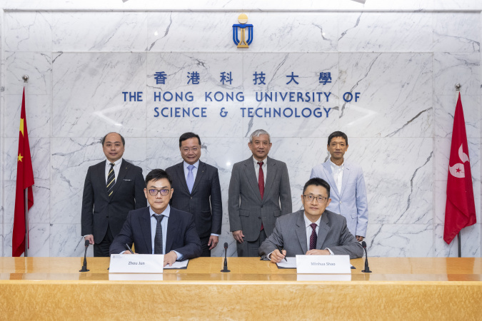 Witnessed by Prof. Penger Tong (second right, back row), HKUST Associate Vice-President for Research and Development (Research); Prof. George Yuan Jie (first right, back row), HKUST Associate Dean of Engineering (Strategic Planning and Development); Mr. Edmund Yeung Lui-Ming (second left, back row), Executive Director and Chief Financial Officer of Towngas; and Mr. Don Cheng Hill-Kwong (first left, back row), Chief Operating Officer – Hong Kong Business of Towngas, the MoU was signed by Prof. Shao Minhua (r
