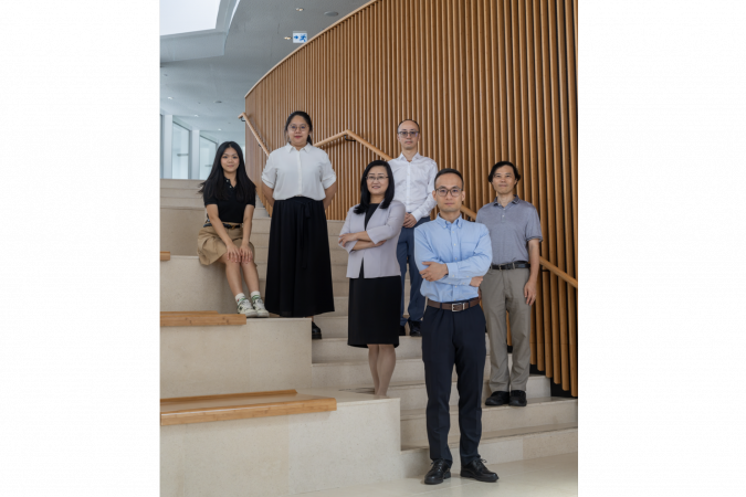 香港科技大學的研究團隊成員包括王岑博士（前排）、蘇慧教授（中排左）、翟成興教授（中排右）、俞世煒博士（後排右）、莫慧偲（後排左）和王彦笳（後排中）。