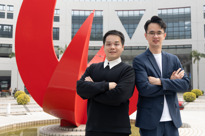 化学及生物工程学博士学生Malvin PAMUDJI（右）、以及环境及可持续发展学部博士学生郑嘉杰，在杨经伦教授的指导下，于第11届香港大学生创新及创业大赛中荣获初创企业组别一等奖。