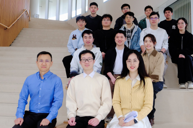 科大团队成员合照，包括电子及计算机工程学系副教授王怡雯教授（前排右）、研究助理教授伍圣晖博士（前排中）、生命科学部和化学及生物工程学系教授刘凯教授（前排左），以及其他研究员。 