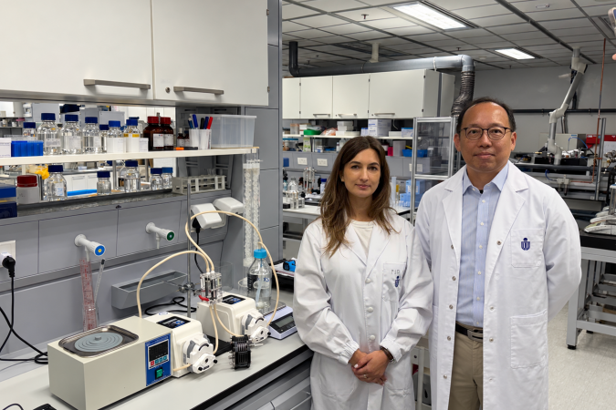 Prof. Shang Chii (right), Professor of the Department of Civil and Environmental Engineering at HKUST, and Dr. Gabriela Scheibel Cassol (left), postdoctoral fellow in the same department and HKUST PhD graduate in Environmental Engineering, developed a sustainable integrated seawater-to-hydrogen system.