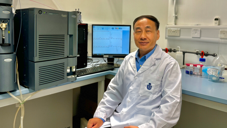 Prof. Zhang Xiangru discovers an effective and rapidly degradable disinfectant. Using the instrument known as “ultra-performance liquid chromatography/electrospray ionization-triple quadrupole mass spectrometry (UPLC/ESI-tqMS)”, he successfully detects the degradation products of 2,6-DCQ and determines the degradation pathway of 2,6-DCQ in seawater. 