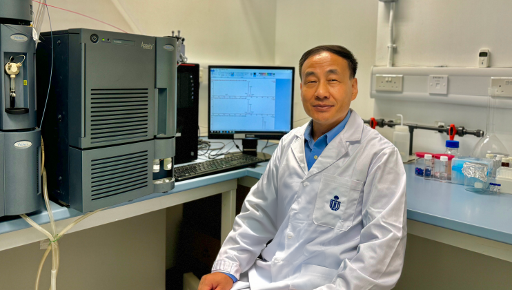 Prof. Zhang Xiangru discovers an effective and rapidly degradable disinfectant. Using the instrument known as “ultra-performance liquid chromatography/electrospray ionization-triple quadrupole mass spectrometry (UPLC/ESI-tqMS)”, he successfully detects the degradation products of 2,6-DCQ and determines the degradation pathway of 2,6-DCQ in seawater.