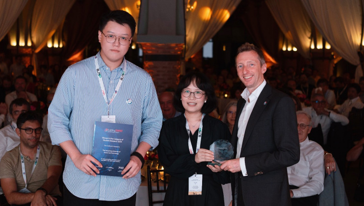 Civil Engineering PhD students Gong Xingbo (left) and Xu Yuqing (center) in Prof. Jack Cheng’s team received the grand award in the Student Research Category of buildingSMART International openBIM Awards 2024 at the banquet of buildingSMART International Summit cum CIB W78 Conference.