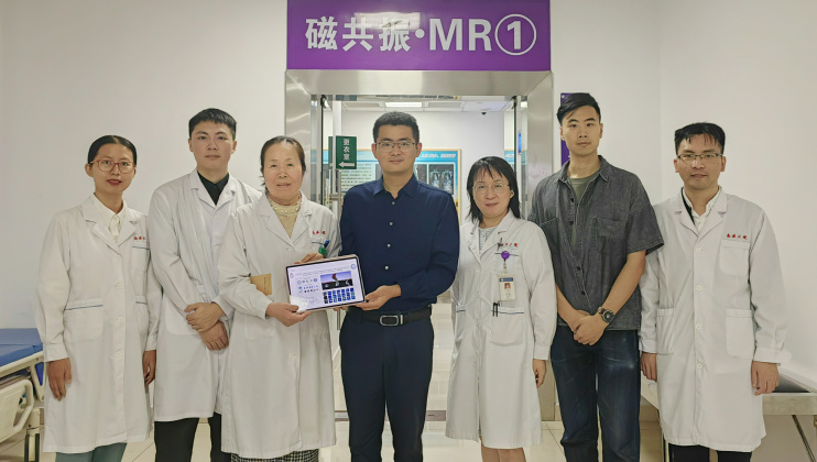 Assistant Professor Chen Hao (center) and PhD student Qiu Zelin (second right) from the School of Engineering, HKUST; Prof. Zhao Yinghua (third left), Dr. Xie Zhuoyao (first right) and other members of the research team from the Third Affiliated Hospital of Southern Medical University.