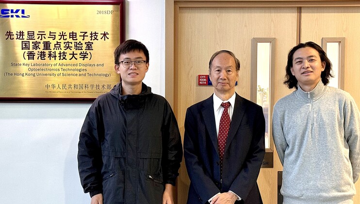 The research team is under the supervision of Prof. Kwok Hoi-Sing (center), Founding Director of the State Key Laboratory of Advanced Displays and Optoelectronics Technologies at HKUST. Core member Dr. Feng Feng (left), a postdoctoral research fellow at HKUST’s Department of Electronic and Computer Engineering (ECE), serves as the first author. The team also includes ECE postdoctoral research fellow Dr. Liu Yibo (right).